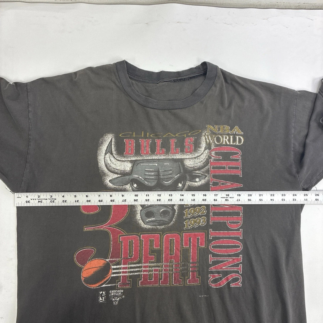 Chicago Bulls 3 Peat NBA Champions T-Shirt Size XL Distressed