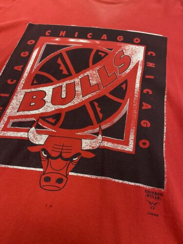 Vintage Chicago Bulls Logo 7 T-Shirt Size 2XL Red 90s NBA