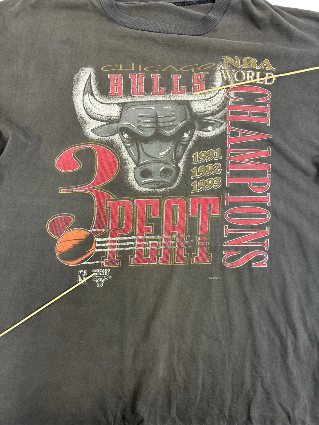 Chicago Bulls 3 Peat NBA Champions T-Shirt Size XL Distressed