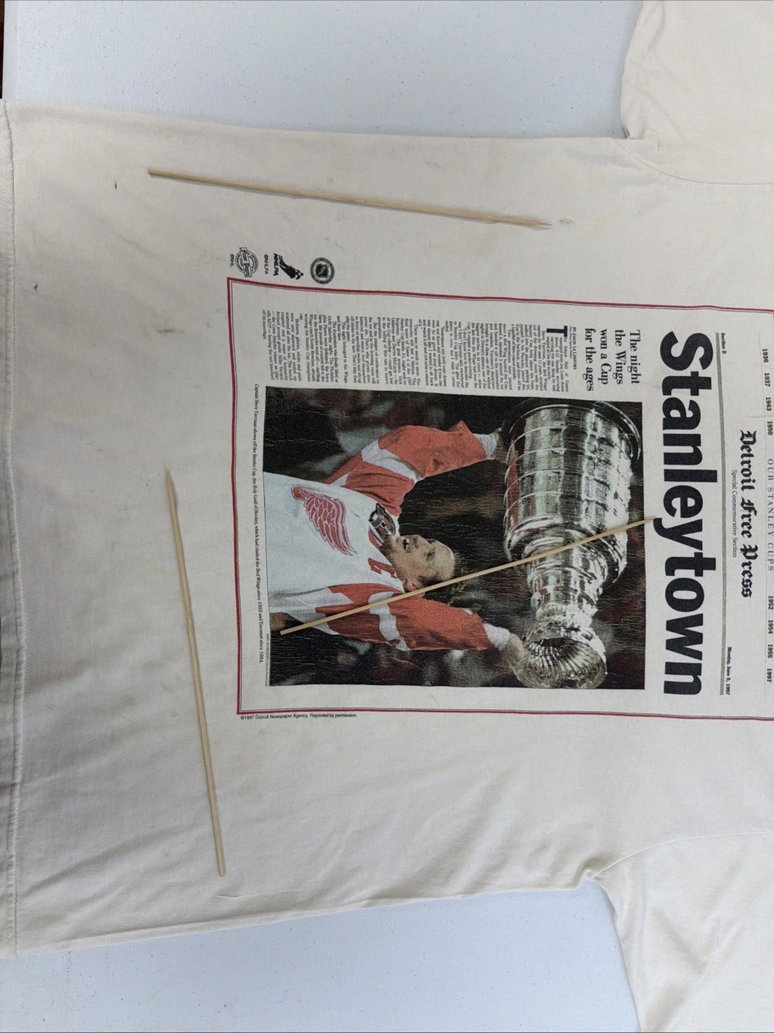 Vintage Detroit Red Wings Stanley Cup Newspaper T-Shirt Size XL 90s NHL