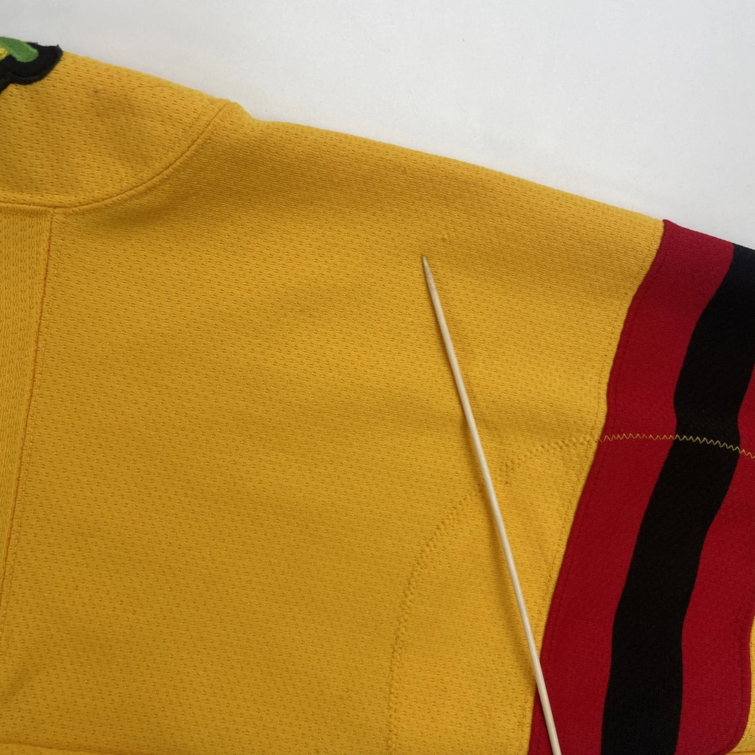 Vintage Chicago Blackhawks Starter Hockey Jersey Size Medium Gold NHL