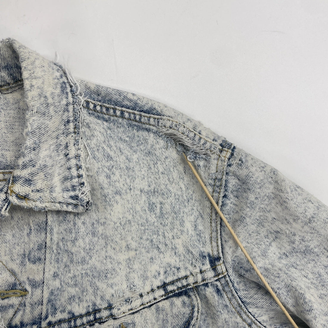 Vintage Lee Acid Wash Denim Trucker Jacket Size Medium PATD 153438 Distressed