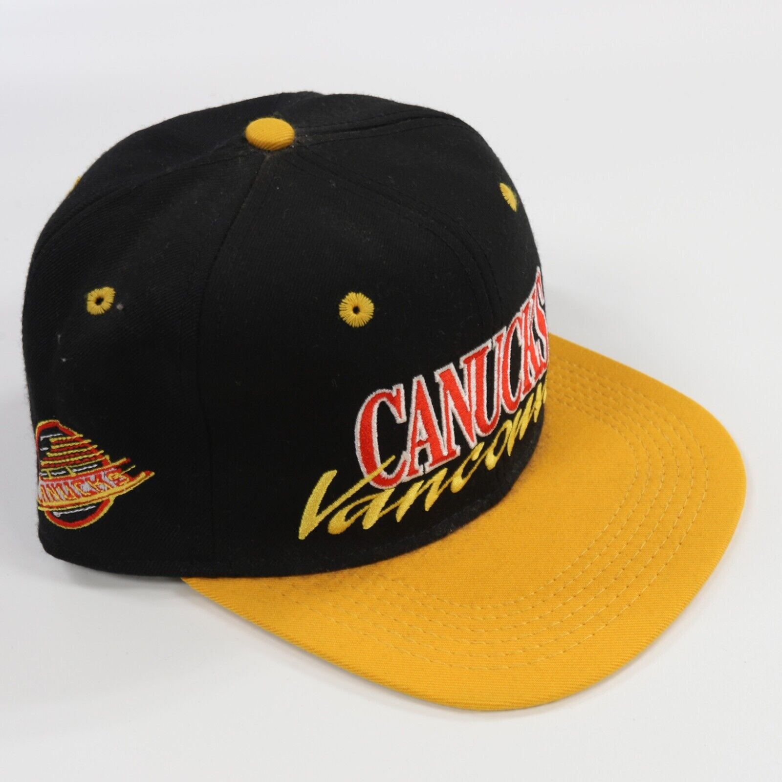 Canucks fitted hat online