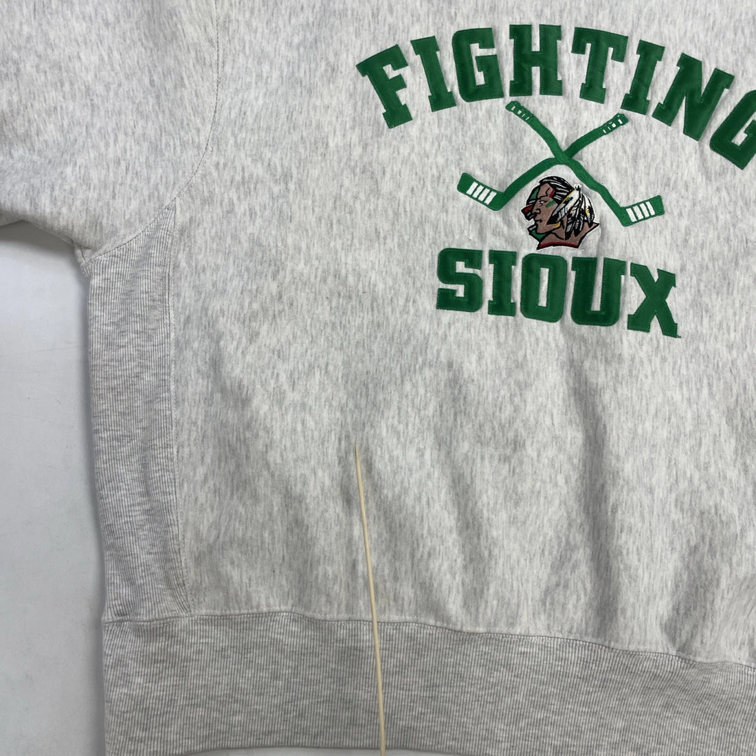 North Dakota Fighting Sioux Hockey Sweatshirt Crewneck Size Large NCAA