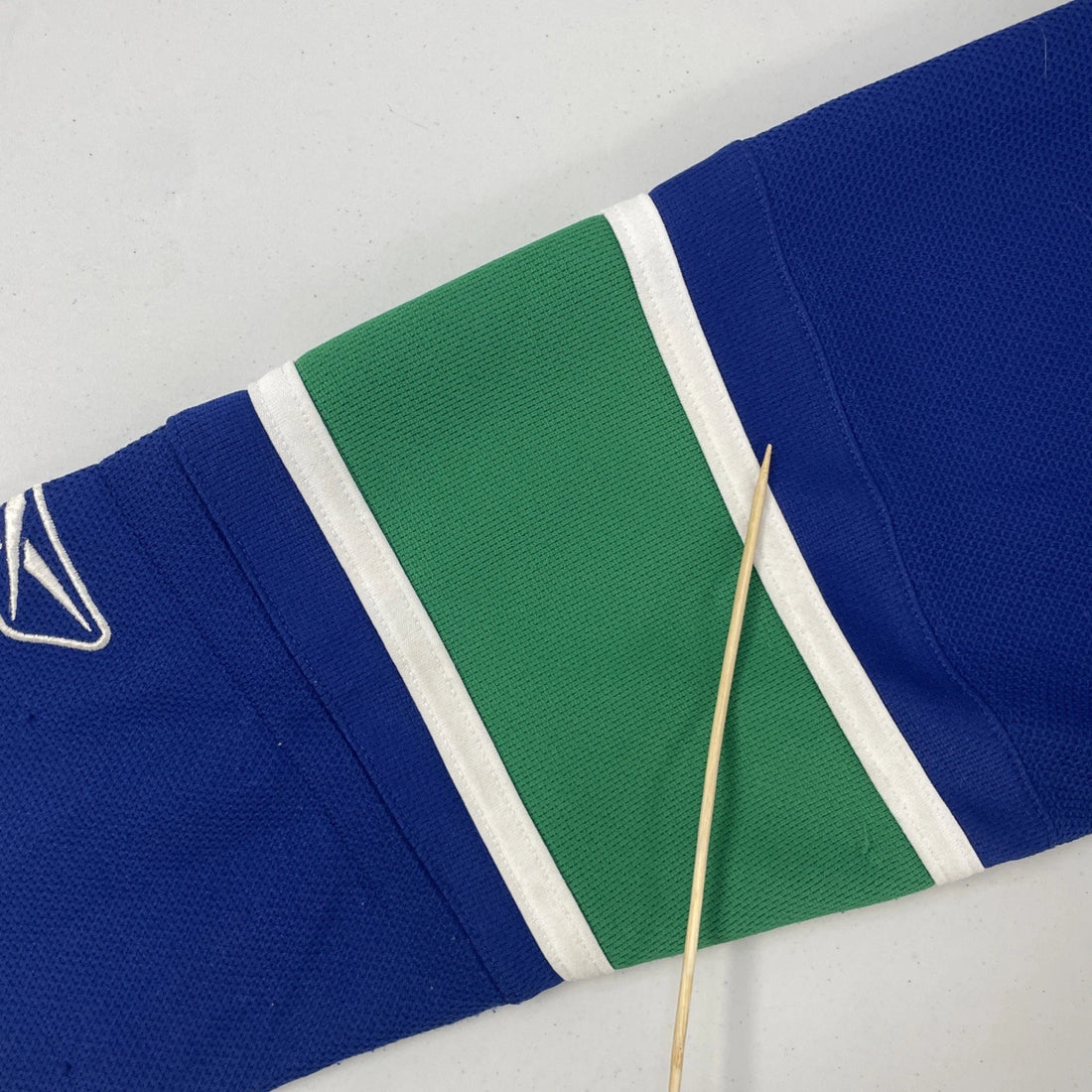Vancouver Canucks Reebok Jersey Size Medium NHL