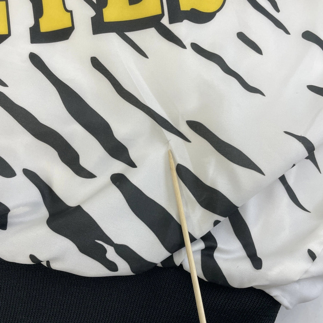 Vintage Iowa Hawkeyes Chalk Line Fanimation Bomber Jacket Size Large 90s NCAA