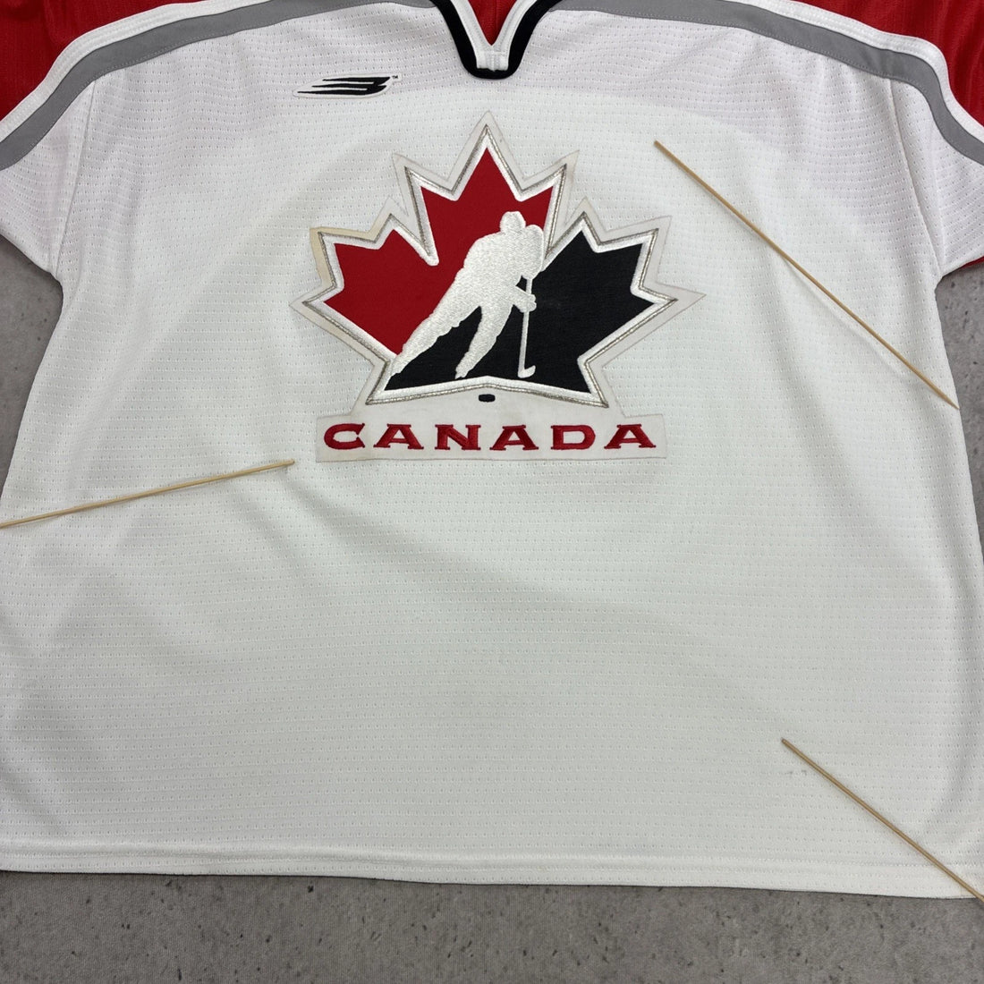 Vintage Team Canada Bauer Hockey Jersey Size XL IIHF