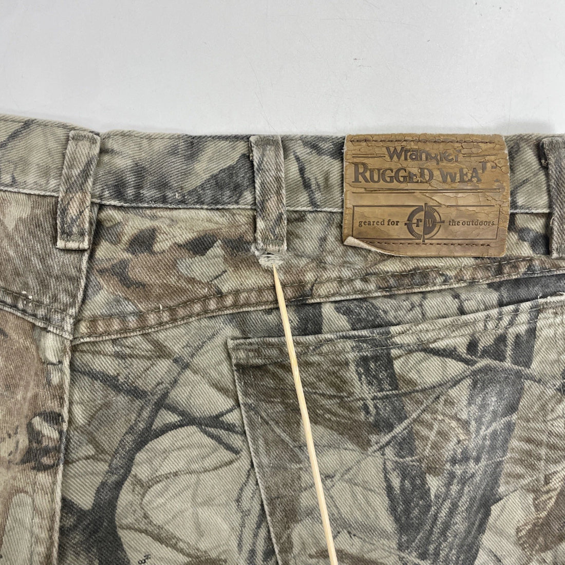 Vintage Wrangler Rugged Wear Realtree Hardwoods Camo Pants Size 36 X 32.5