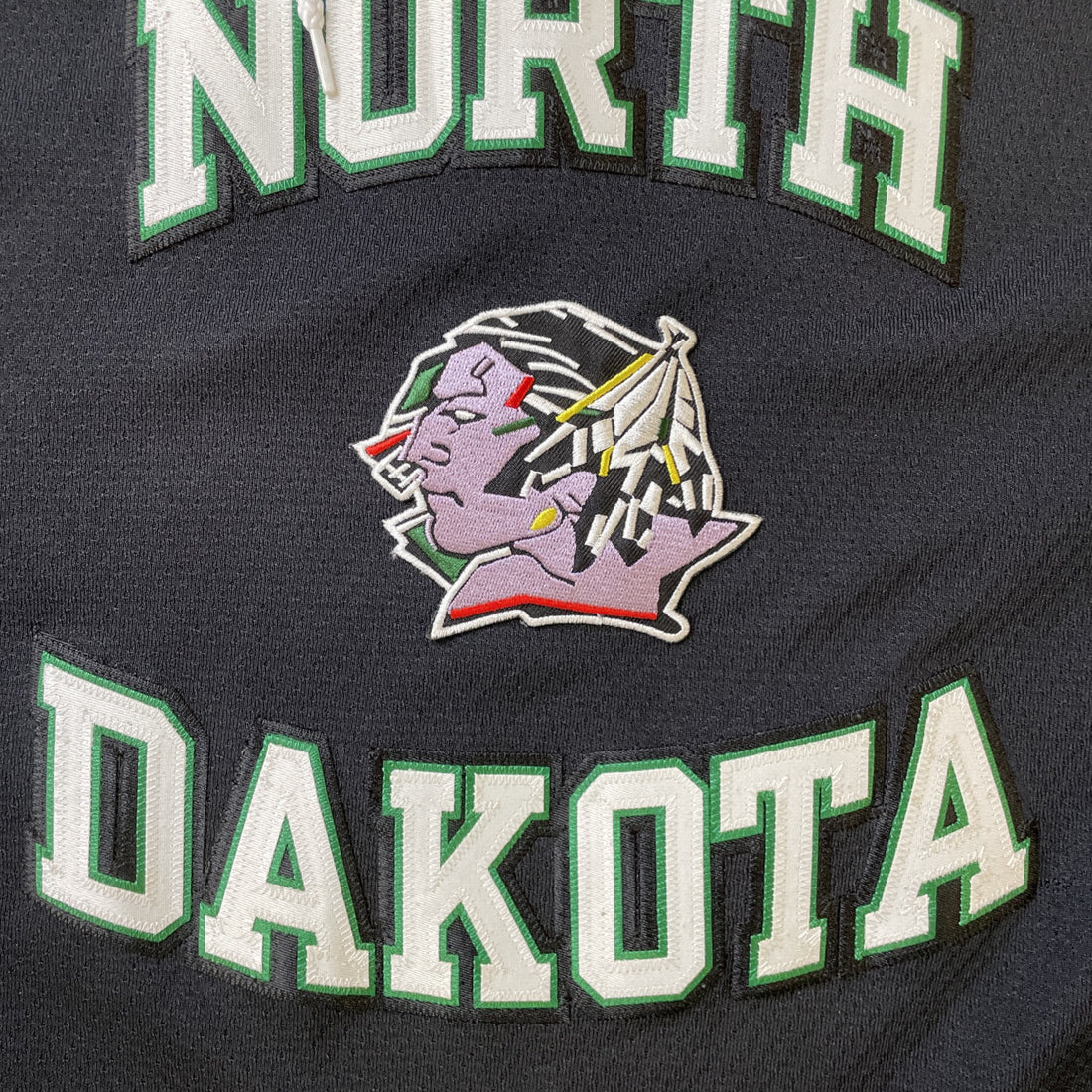 North Dakota Fighting Sioux Reebok Hockey Jersey Size Medium NCAA