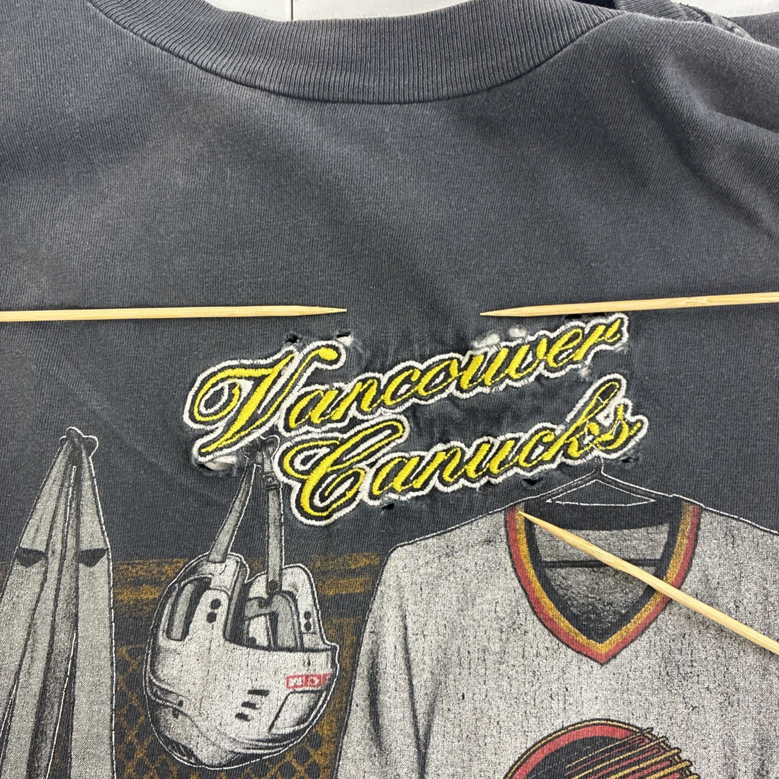 Vintage Vancouver Canucks Nutmeg T-Shirt Size Large NHL