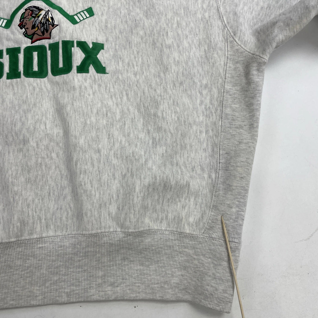 North Dakota Fighting Sioux Hockey Sweatshirt Crewneck Size Large NCAA