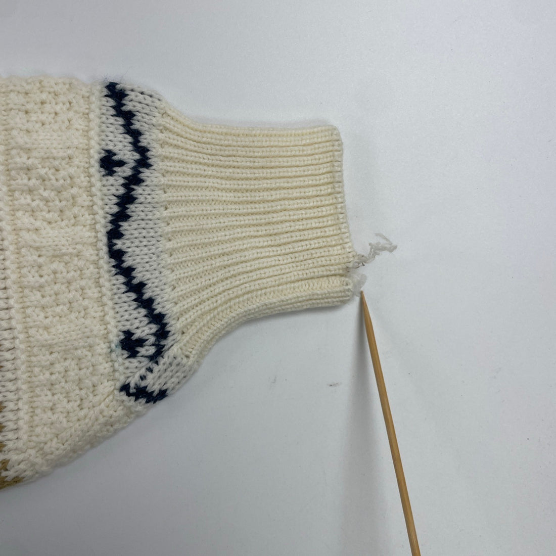 Vintage Fine Line Wool Knit Sweater Size Small White Fair Isle